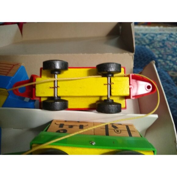 NEVER PLAYED VINTAGE PLAYSKOOL AIRPORT BAGGAGE TRAIN TOY IN ORIGINAL BOX - Picture 6 of 10